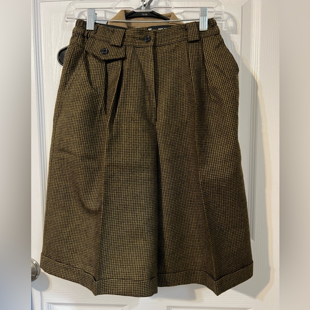 Classic Houndstooth Bermuda Shorts in Olive Brown